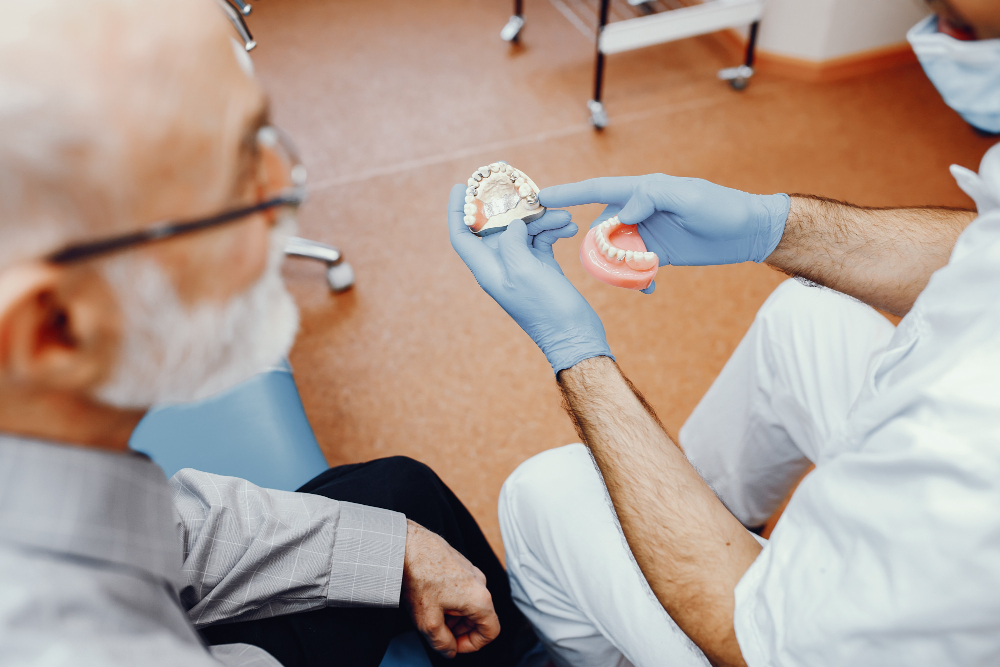 Beratung zu Zahnimplantaten und Implantatpflege bei Zahnak in München Schwabing